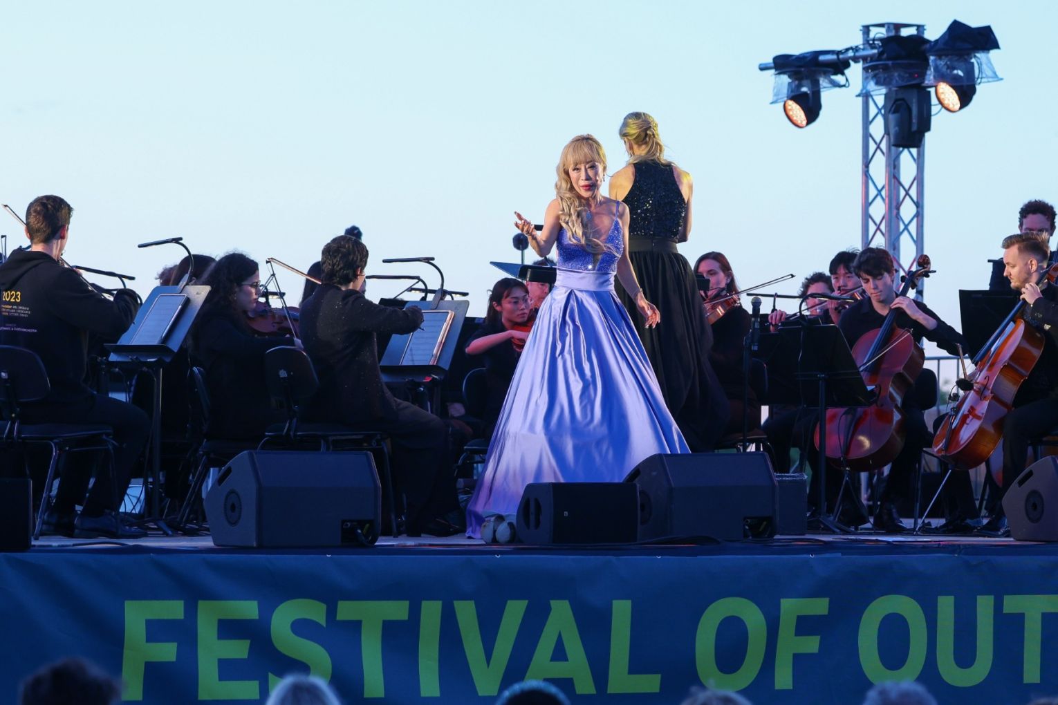 Superstar soprano Sumi Jo, conductor Vanessa Scammell  and orchestra at the Festival of Outback Opera.