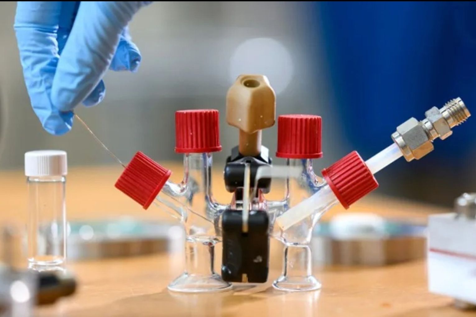 An H-cell modified with electrodes and an ion-conducting ceramic membrane to conduct sodium-air fuel cell experiments. Photo: Gretchen Ertl